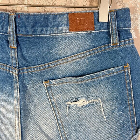 BDG Boyfriend Low-Rise Distressed Medium Wash Denim Shorts Jeans Shorts Size 27 - Picture 5 of 7